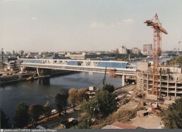 Разбирают вестибюль моста Багратион.