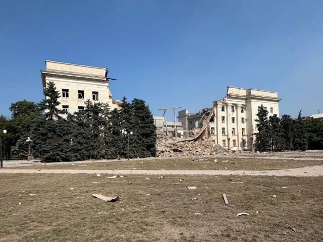 По зданию Херсонской военной администрации был нанесен мощный удар ФАБом-1500