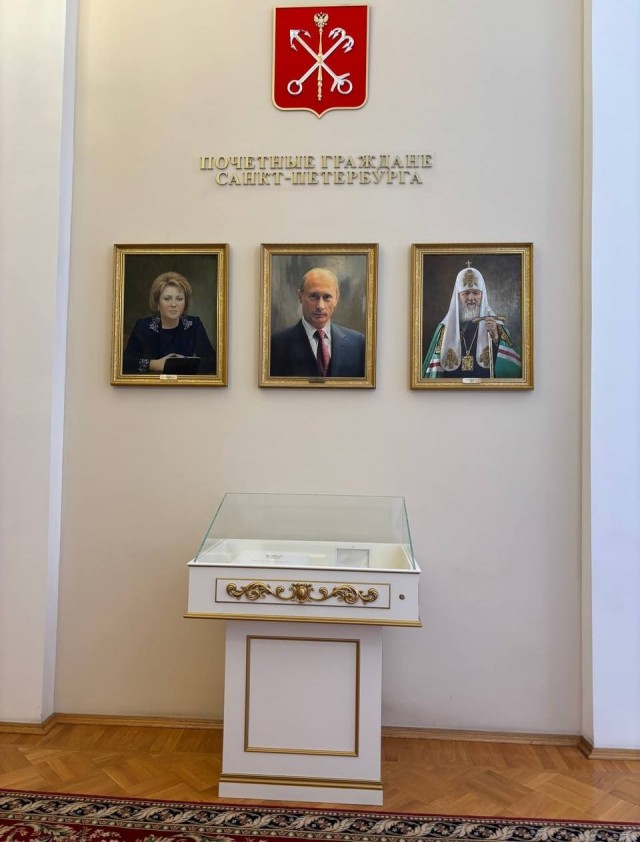 В Мариинском дворце Петербурга после ремонта перевесили портреты почетных жителей