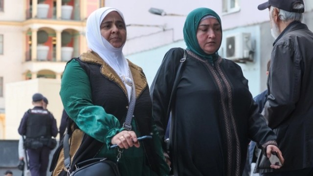 В Питере сотрудники полиции задержали фрика в розовом халате
