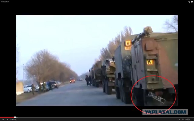 Мирные жители остановили военную колонну