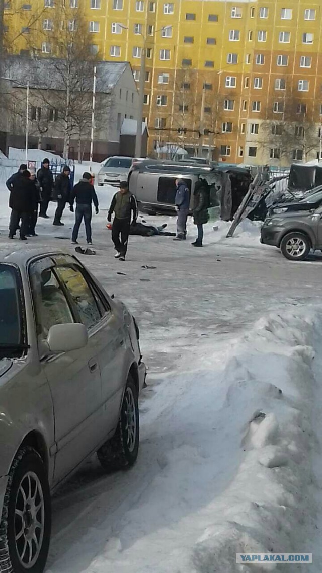 В Нижневартовске возле лицея перевернулась машина и звучали выстрелы