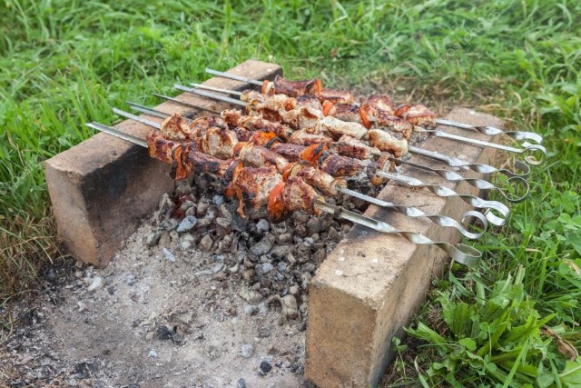 Мангальчик сложил. Осталось малое - мясо!