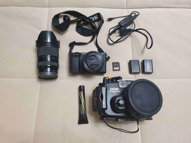 Продам фотоаппарат Sony a6300 с двумя объективами (16-50 и 18-200) и другими аксессуарами (карта памяти, доп. аккумулятор, бокс)