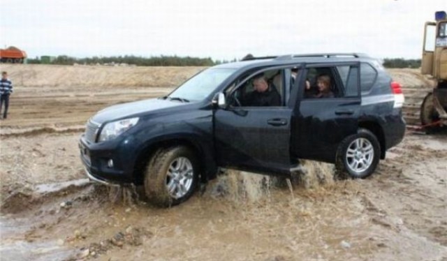 Как Toyota Prado утонул в русской луже