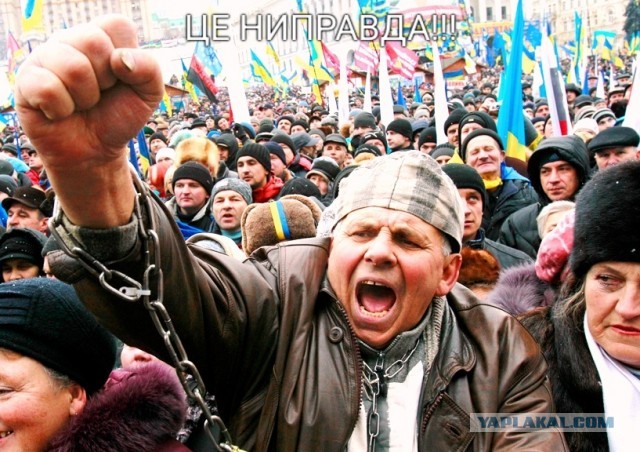 Солдаты ВСУ пытаются подбить одинокий российский танк.