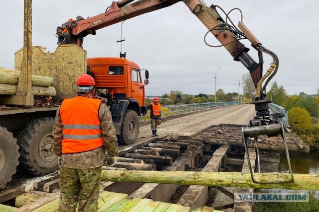 Позор дня: так выглядит дорога к отремонтированному мосту через реку Кичменьга в Вологодской области