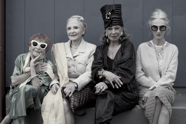 Эти гнусные бабки на скамейке у дома