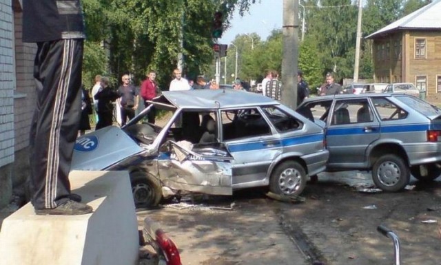 2 экипажа на УАЗе погнались за пьяной автоледи и сами угодили в ДТП — один врезался в столб, а другой перевернулся на крышу