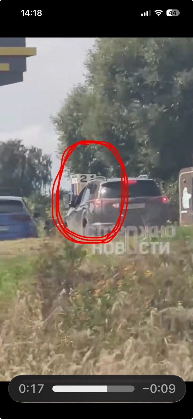 Водитель, пытаясь проехать на АЗС без очереди в Подмосковье, чуть не задавали женщину
