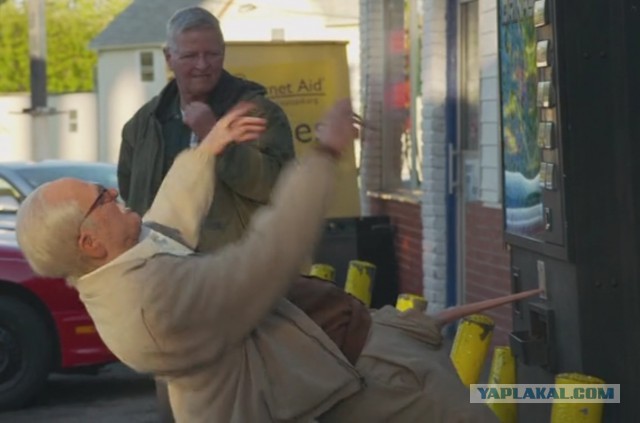 Бобслеист Джонни Куин застрял в лифте.