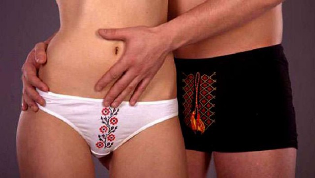 Журналисты высмеяли безвкусные желто-голубые туфли украинки, встречавшей Порошенко в США