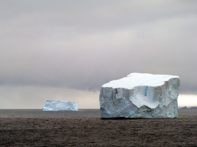 Ледяной горою айсберг...