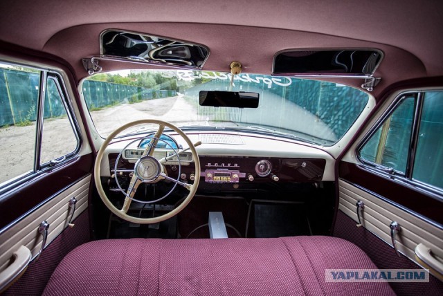 Прекрасная девушка на фоне красивых автомобилей, из уже далекого, Советского прошлого...