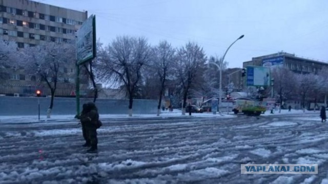 Луганск 21.11.17. Вооруженные люди возле административных зданий