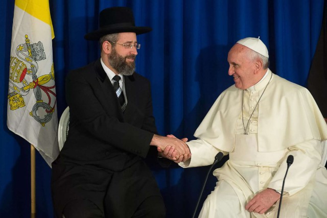 Почему православный Патриарх целует руку Папе Римскому?