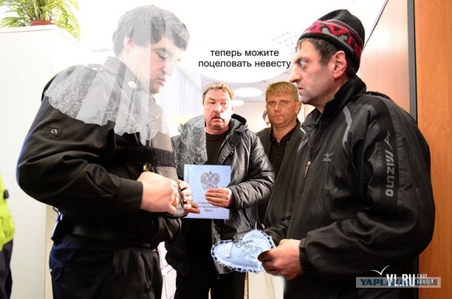 Фотожаба: Приставы и страховщики.