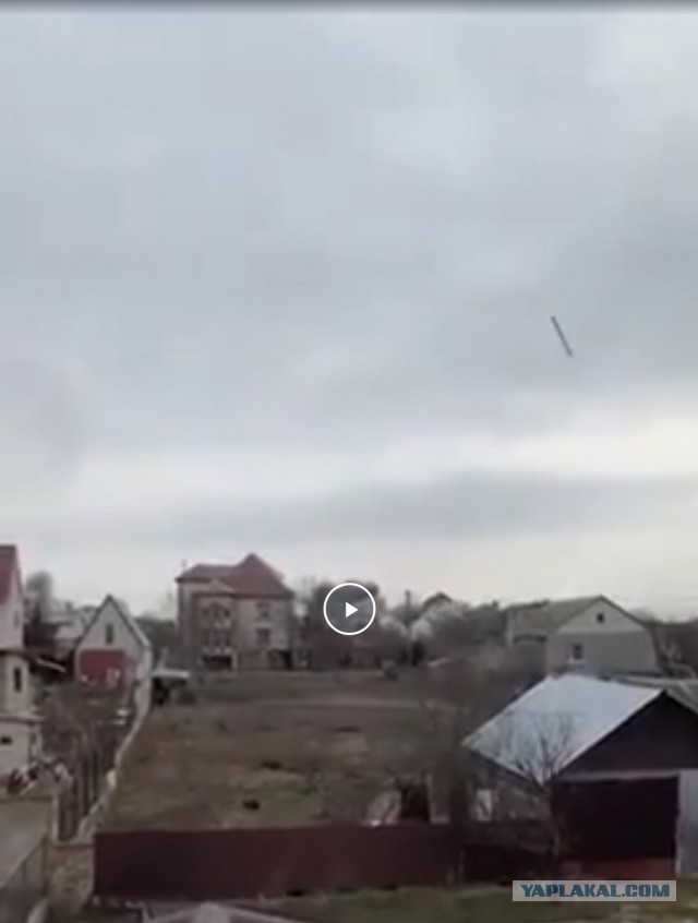 Момент попадания снаряда в жилой дом в Николаевской области