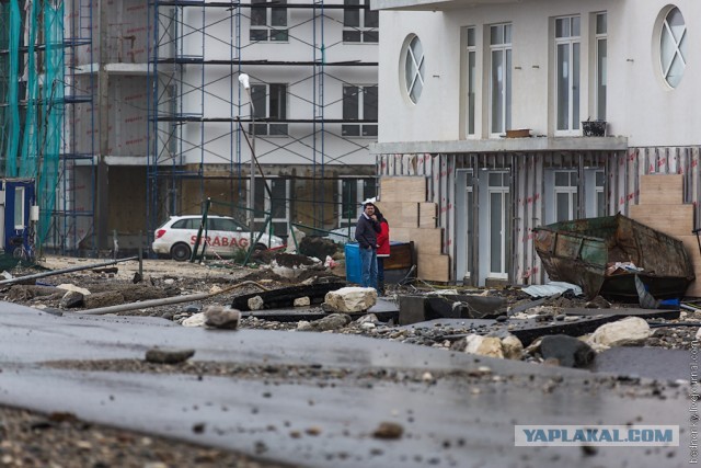 В Сочи штормом разбило центральную набережную