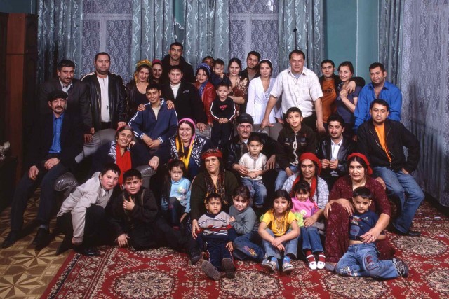 Каждая российская семья в рекламе теперь будет многодетной. Так депутаты хотят увеличить рождаемость