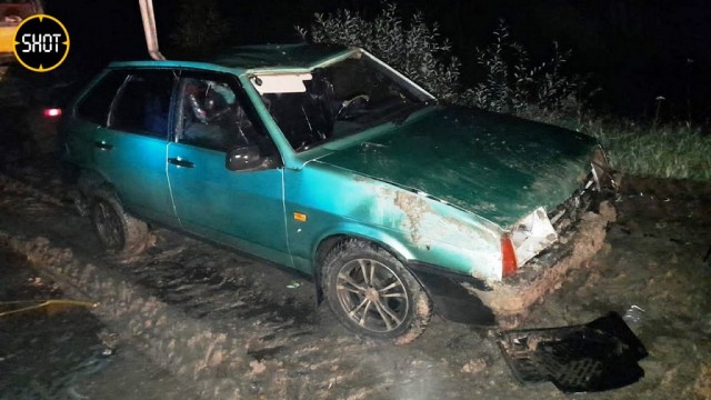 Смертельное ДТП в Омской области: многодетная мама не справилась с управлением и слетела в полный воды кювет