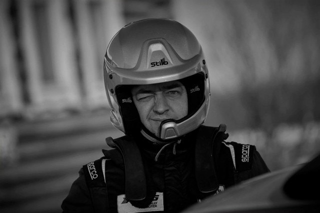 Ралли на сельской дороге.