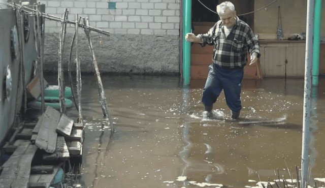 Чтобы весной не заплывать в теплицу на лодке: 4 дедовских способа отвести талую воду к соседям
