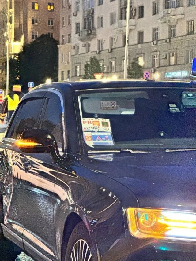 Автомобиль главы ЛДПР Слуцкого столкнулся с мотоциклом в Москве