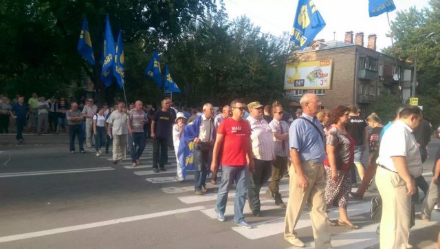 Митингующие в Киеве штурмуют здание Рады