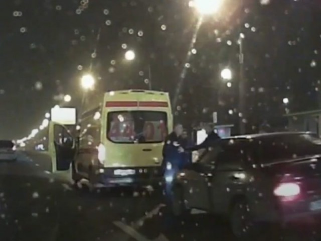 На юге Москвы водитель скорой помощи открыл стрельбу в ходе дорожного конфликта