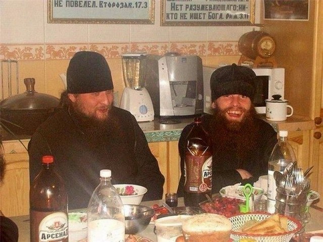 "Он не покачивался": Кремль объяснил, почему Путин один встречал Рождество в храме