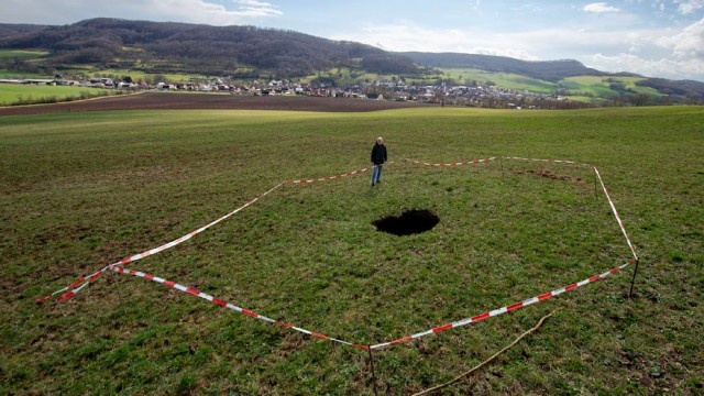 Огромная дыра появилась на поле в Германии