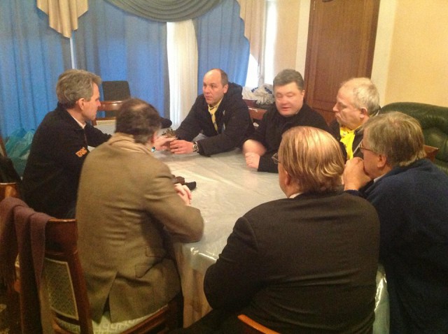 Премьер-министр Украины Азаров подал в отставку