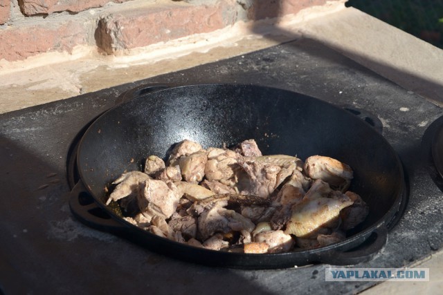 Когда чешутся руки и камни лежат под ногами... Получается уличная печь-барбекю заваленная камнями)