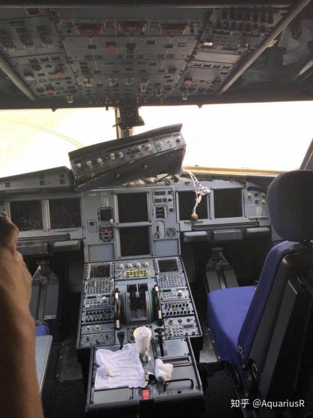 Экипаж самолета "Boeing 737-800" авиакомпании NordStar обнаружил трещину в стекле, находясь в воздухе