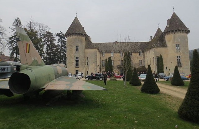 87-летний коллекционер собрал 110 истребителей на территории своего замка во Франции