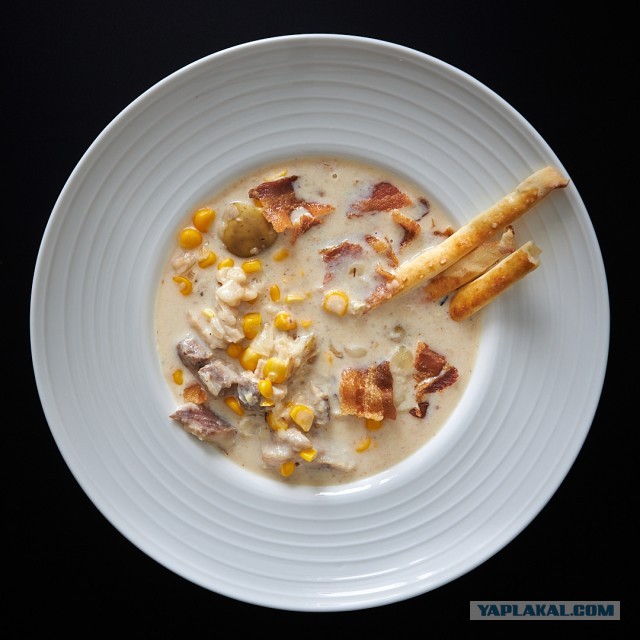 Рыбный чаудер с картофелем, кукурузой и хрустящим беконом.