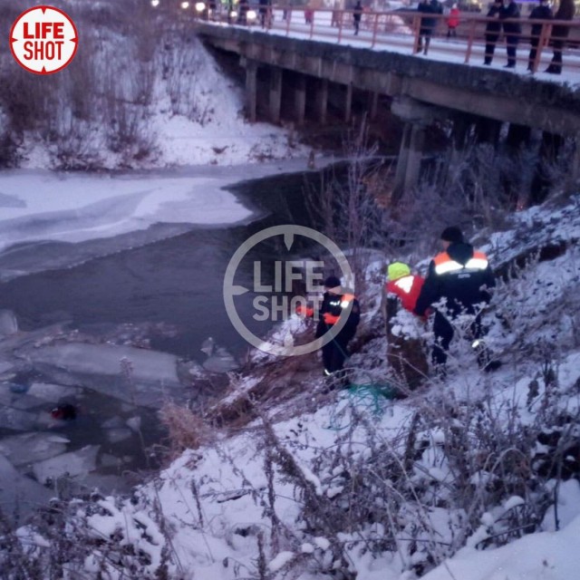 Мама с двумя маленькими детьми (2 и 4 лет) сорвались на машине с обрыва в реку в Перми