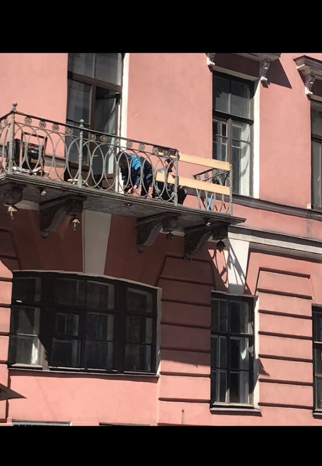 В Петербурге около часа назад два аборигена выясняли отношения на балконе, результат на видео