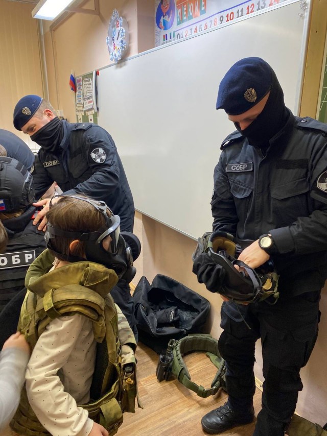 Вычитать и умножать, Малышей не обижать Учат в школе, учат в школе, Учат в школе.