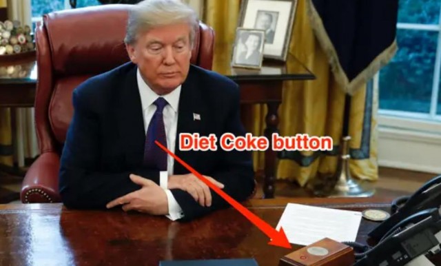Трамп нажал на красную кнопку в Овальном кабинете
