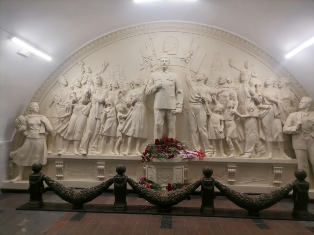 В Московском метро открыли восстановленный рельеф со Сталиным