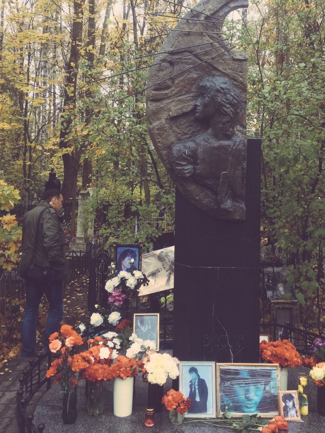 Цой и Горшенёв. Кладбище.