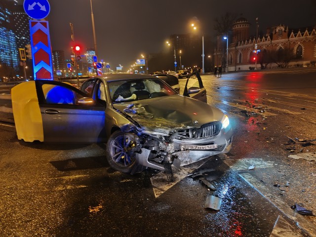 В Москве мужчина подцепил девушку в клубе и хотел покатать на своем "БМВ" Е-класса, но в итоге она угнала авто и разбила его в хлам