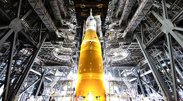 Американцы летят на Луну! NASA завершило сборку ракеты SLS.