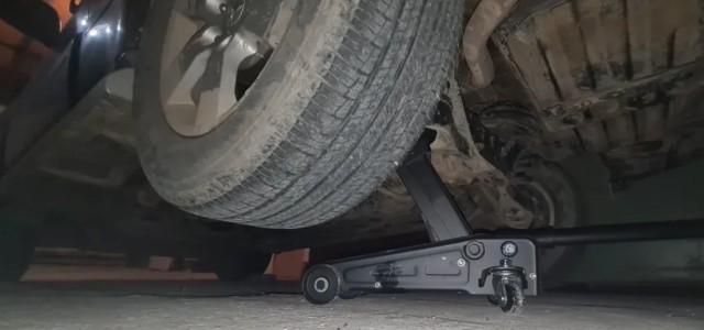 Домкрат подкатной