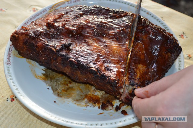Копченые свиные ребрышки барбекю.