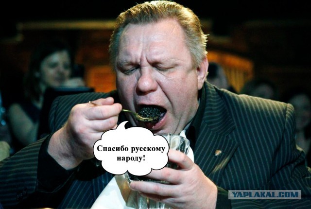 В Хабаровске начали продавать бензин за 100 рублей и места в очереди на АЗС