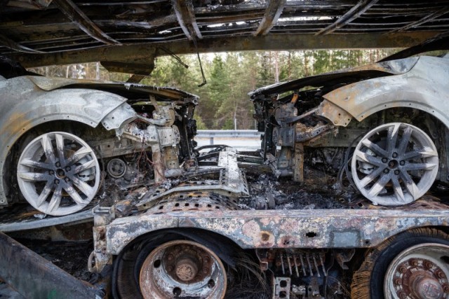 На шоссе Таллинн-Пярну загорелся автовоз, перевозивший машины Toyota и один люксовый Lexus