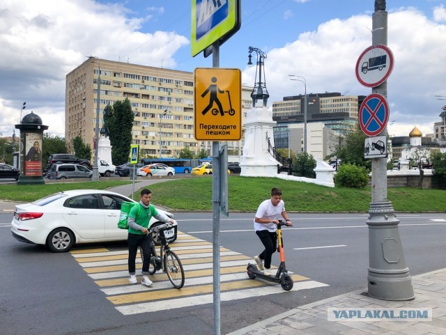 Самокатчик разбился насмерть, влетев в открытую дверь машины в Москве